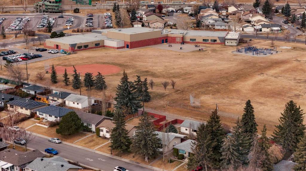 832 Raynard Crescent SE