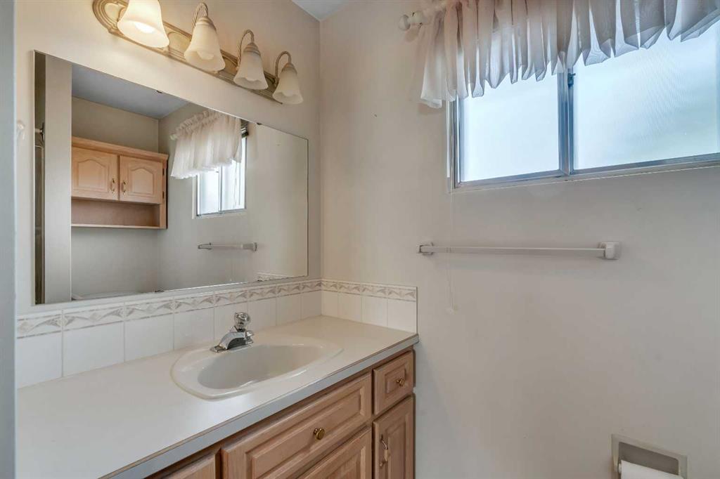 832 Raynard Crescent SE