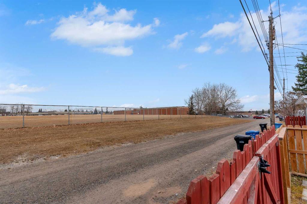 832 Raynard Crescent SE