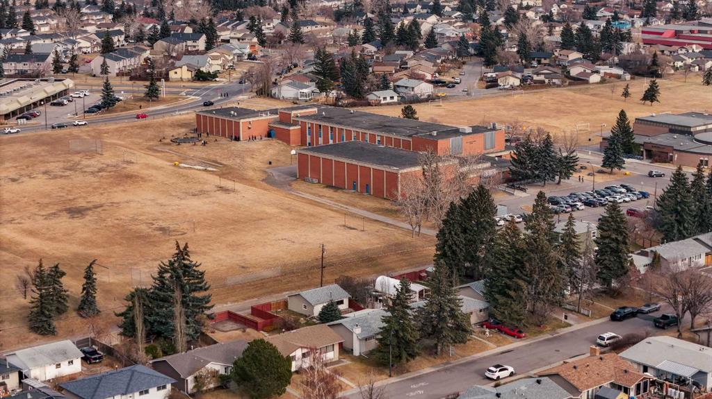 832 Raynard Crescent SE