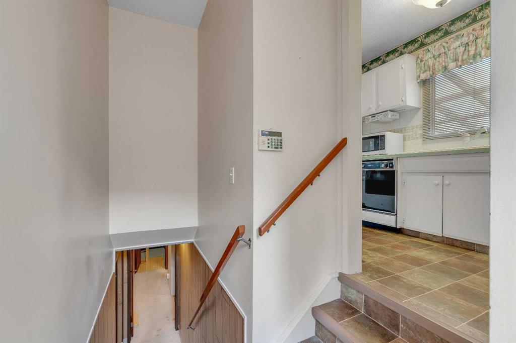 832 Raynard Crescent SE