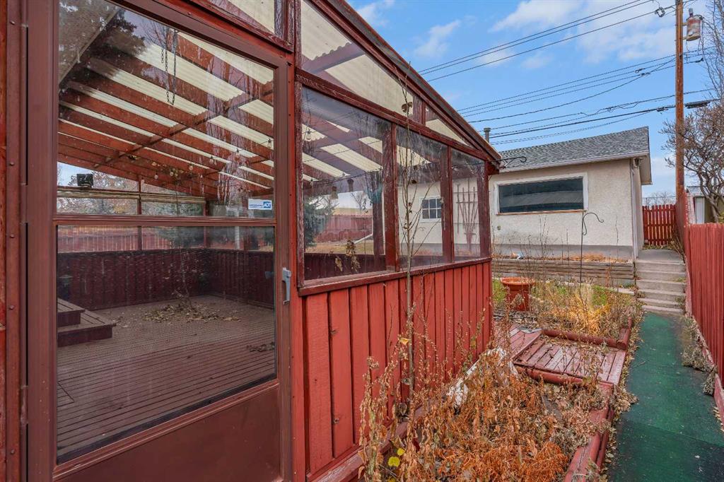 832 Raynard Crescent SE