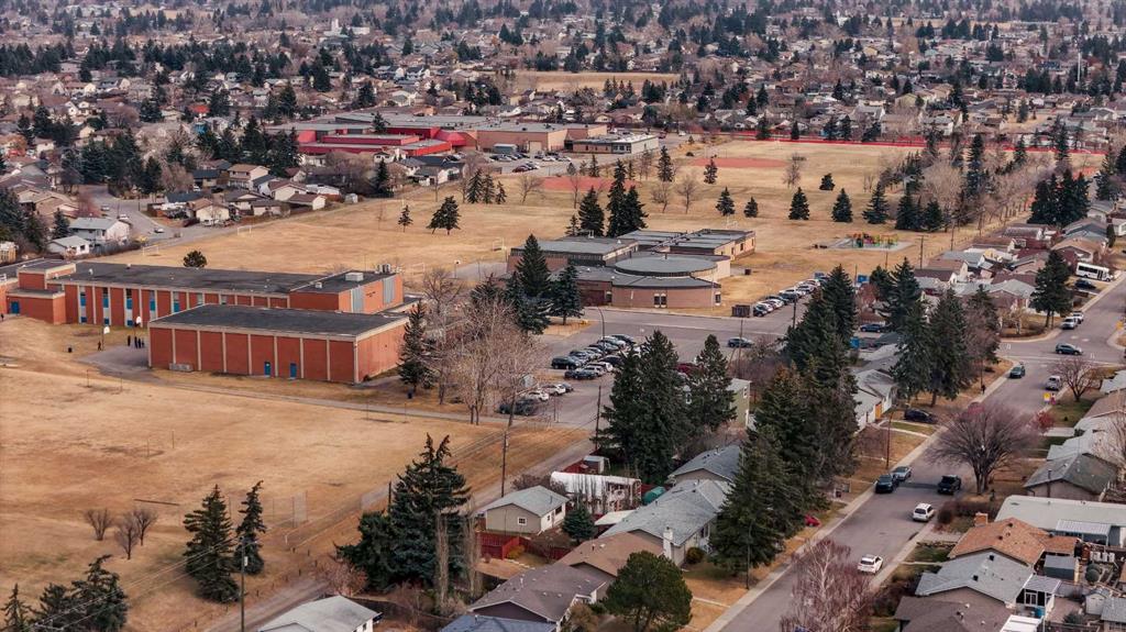 832 Raynard Crescent SE