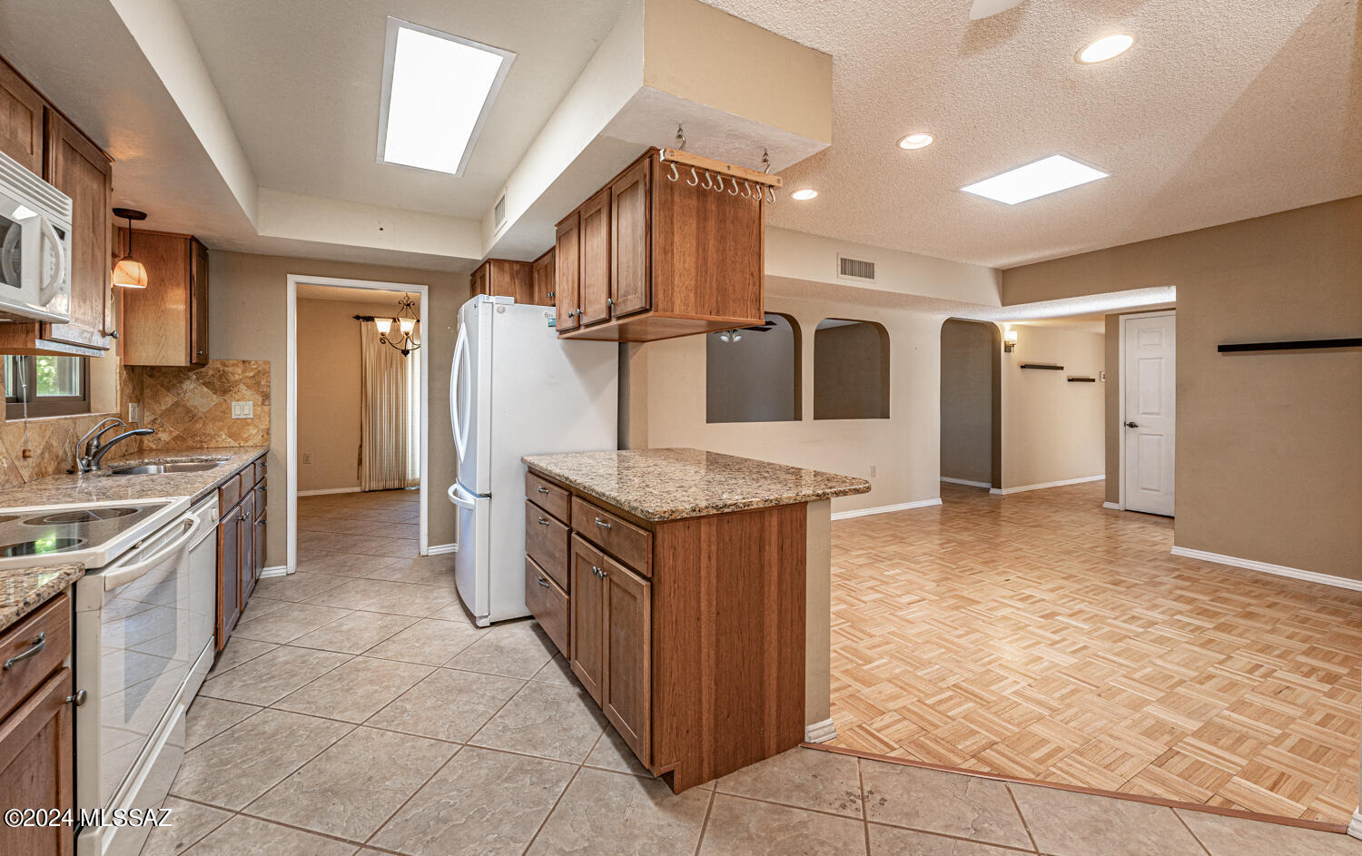 1211 N Paseo Del Cervato