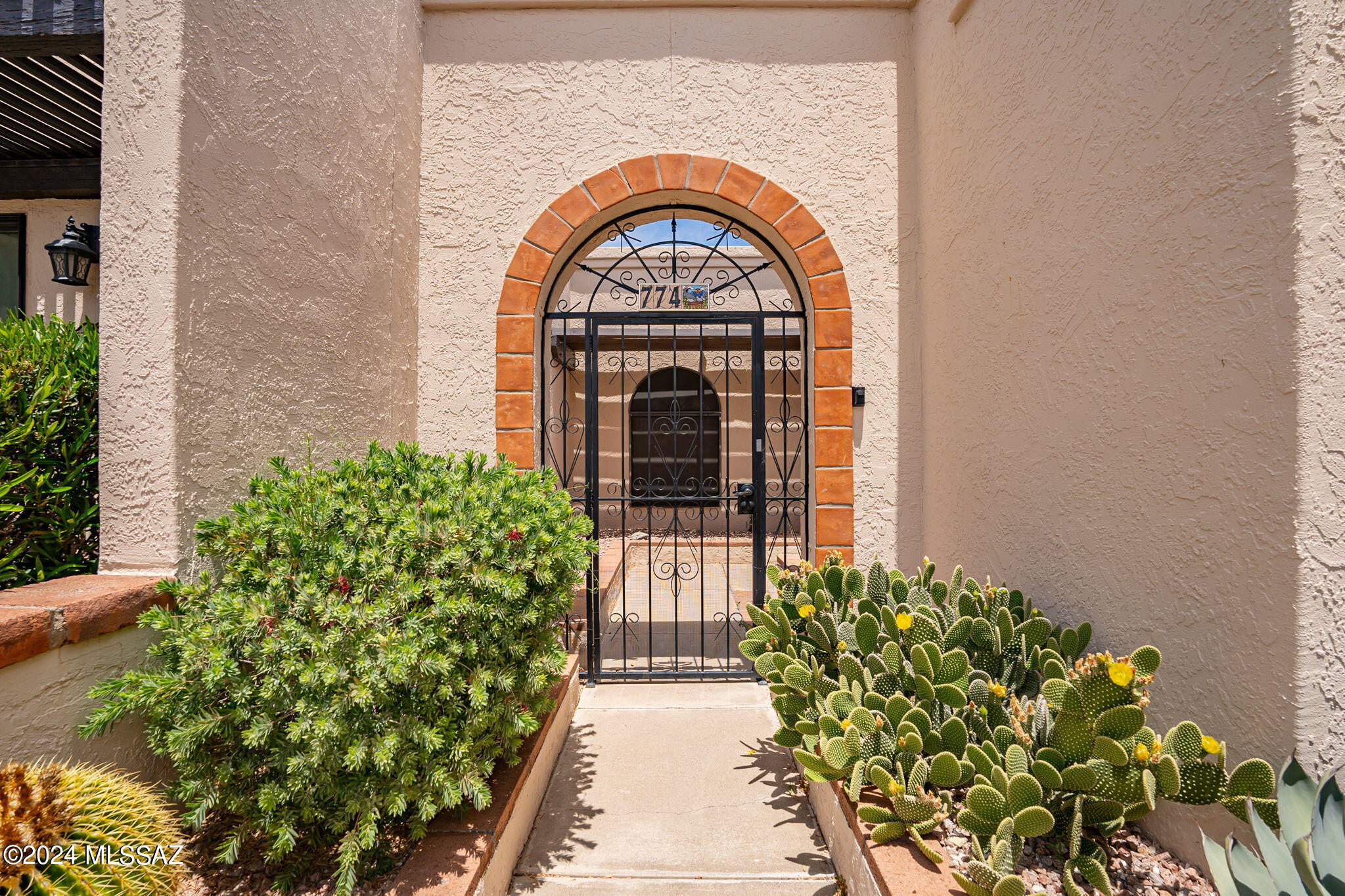 774 W Calle De Emilia