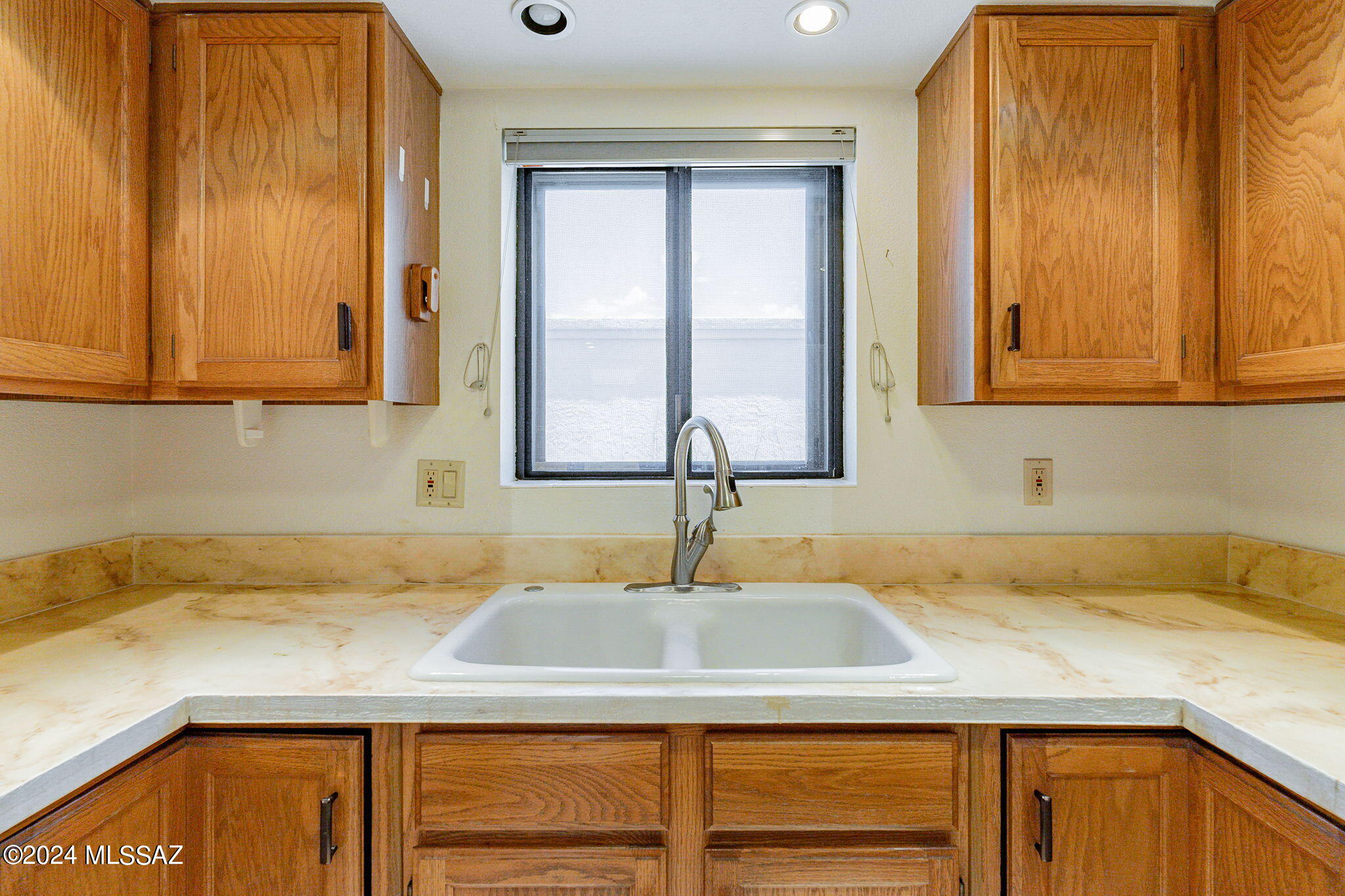 774 W Calle De Emilia