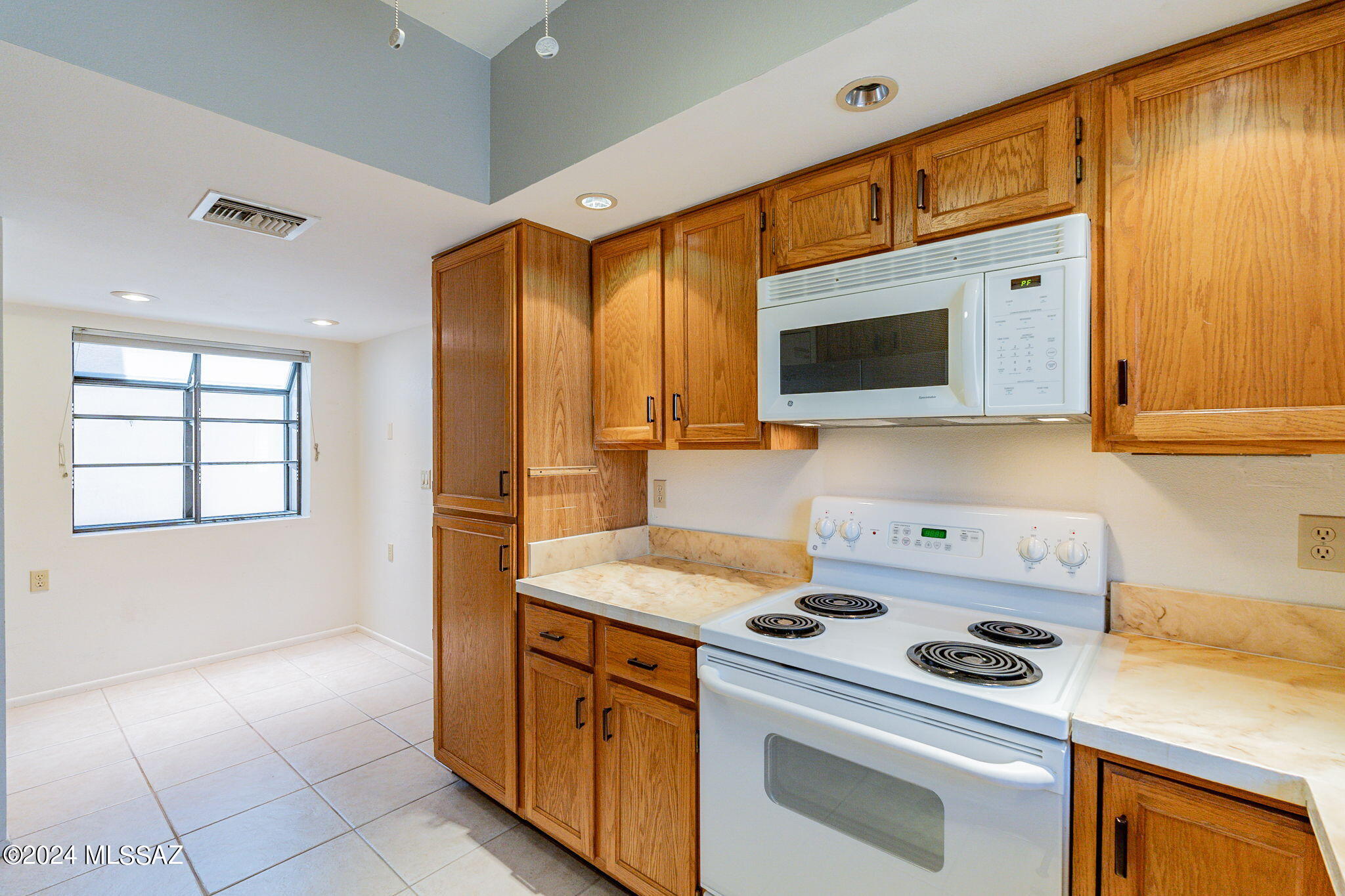 774 W Calle De Emilia