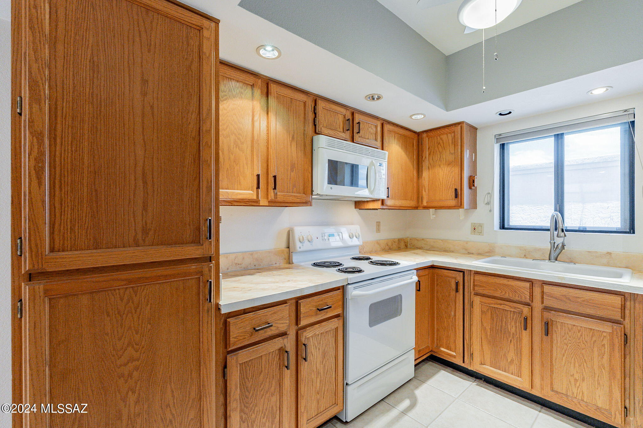 774 W Calle De Emilia