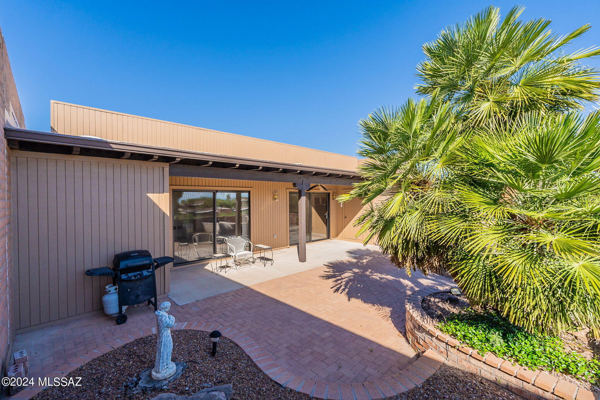 1050 W Camino Del Pato