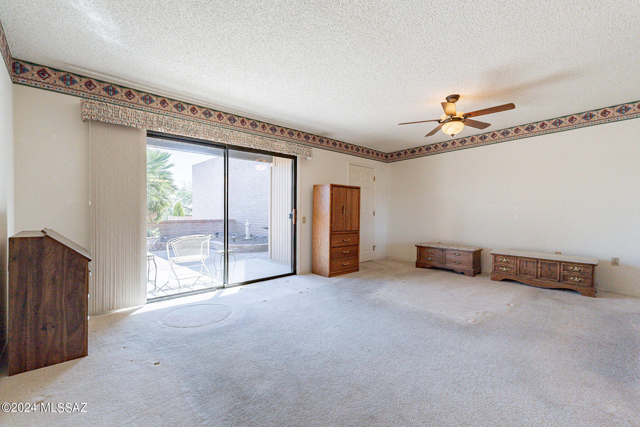 1050 W Camino Del Pato