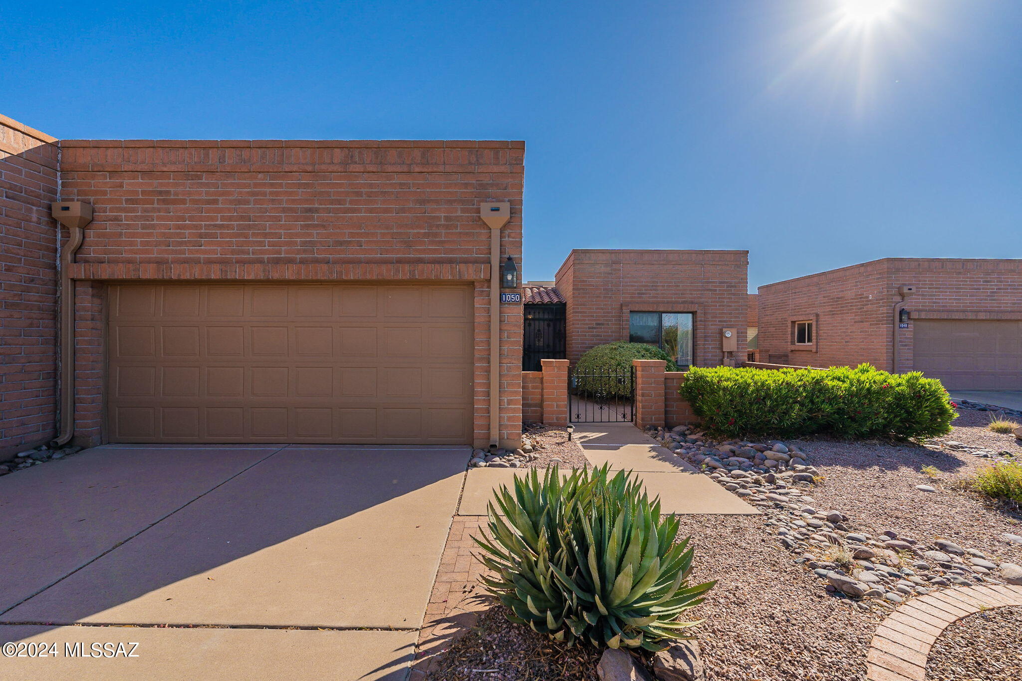 1050 W Camino Del Pato