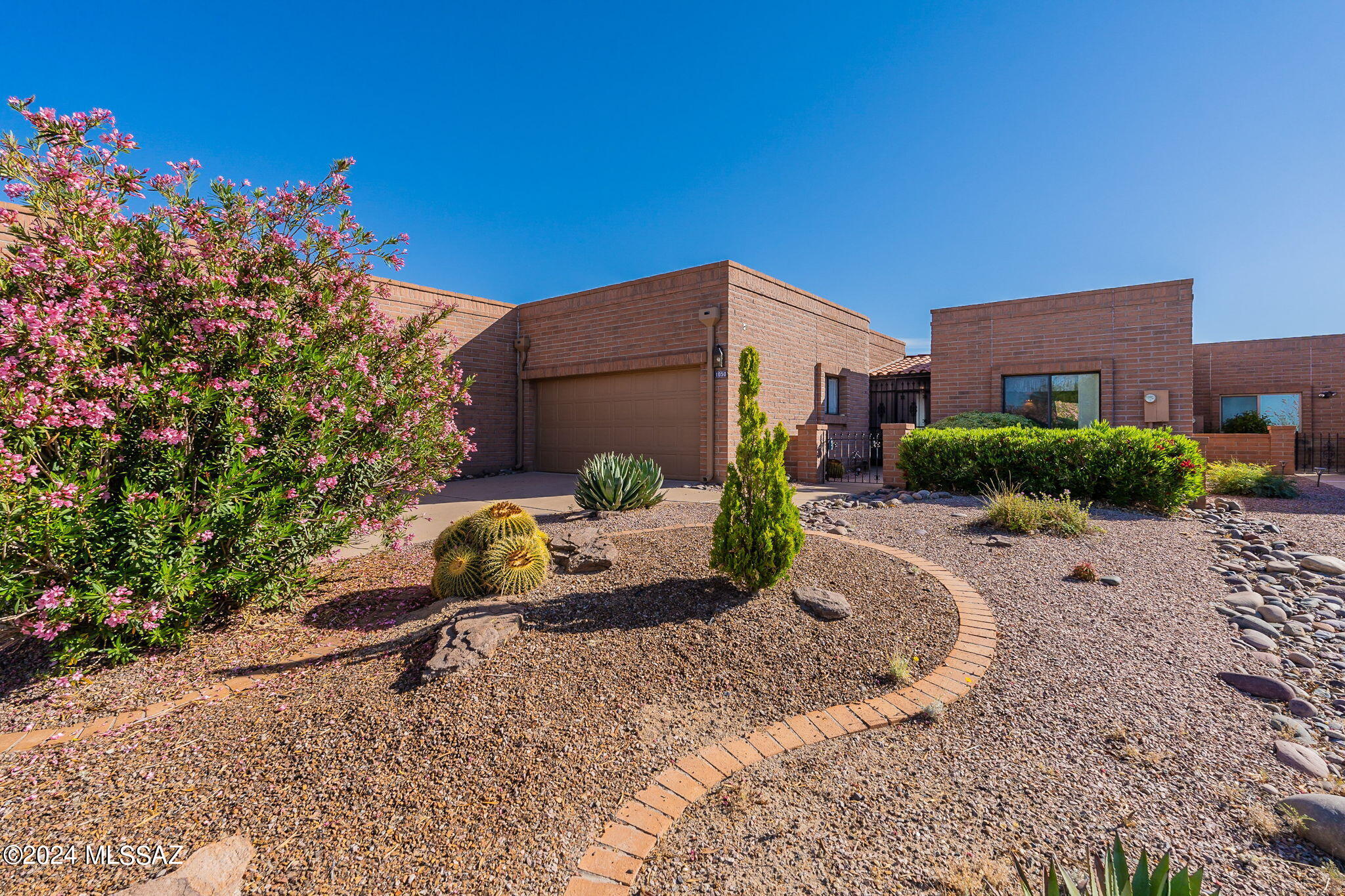 1050 W Camino Del Pato