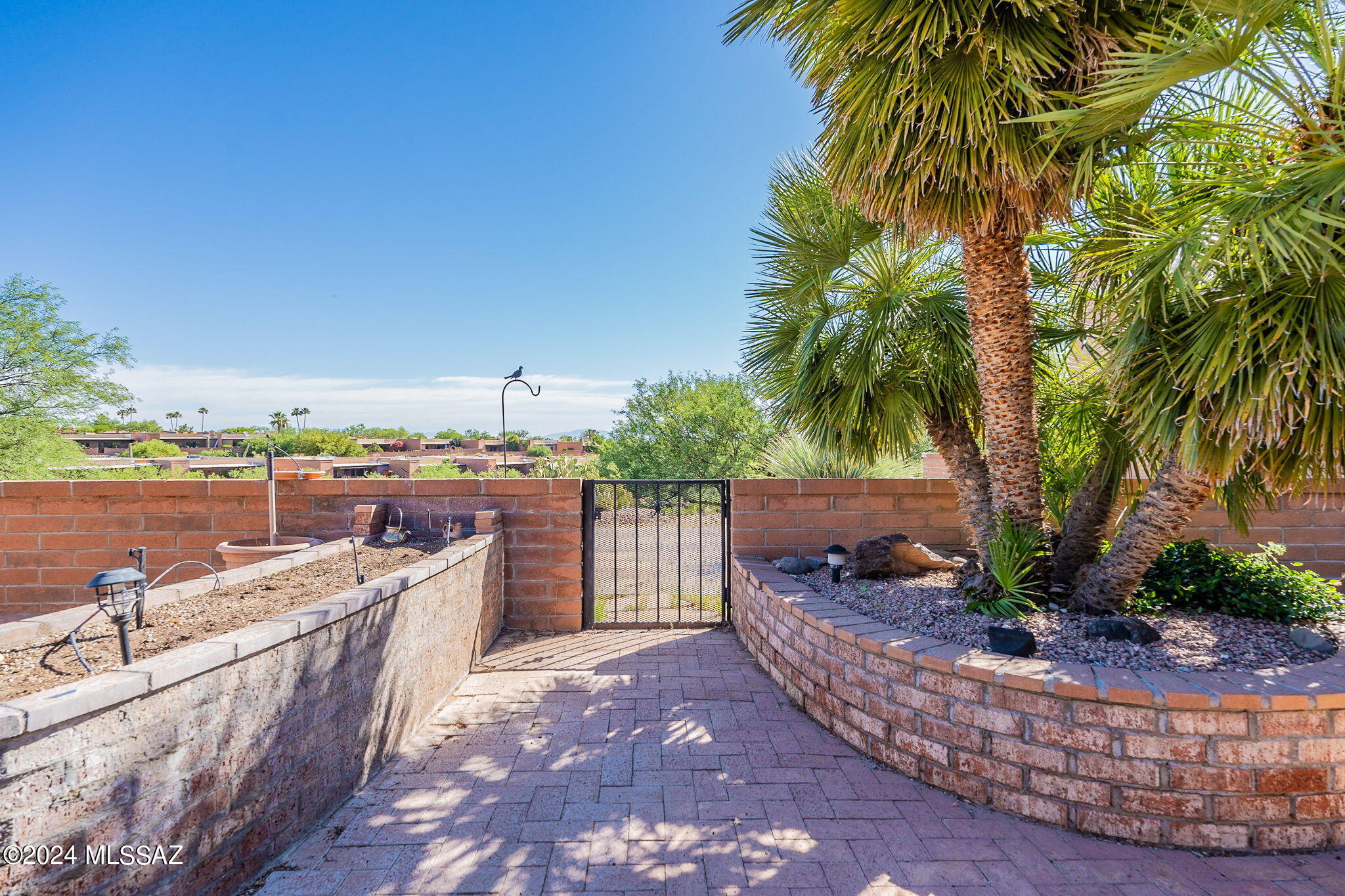 1050 W Camino Del Pato