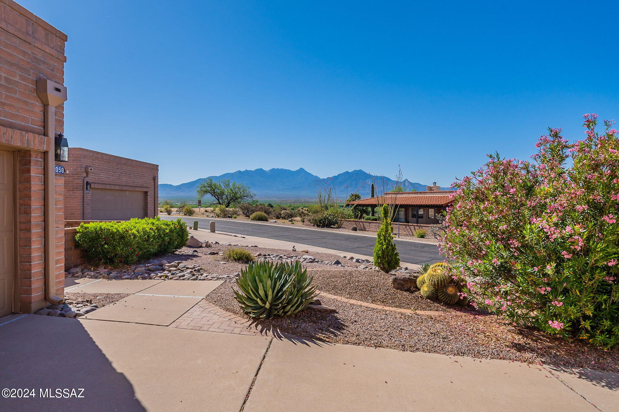 1050 W Camino Del Pato