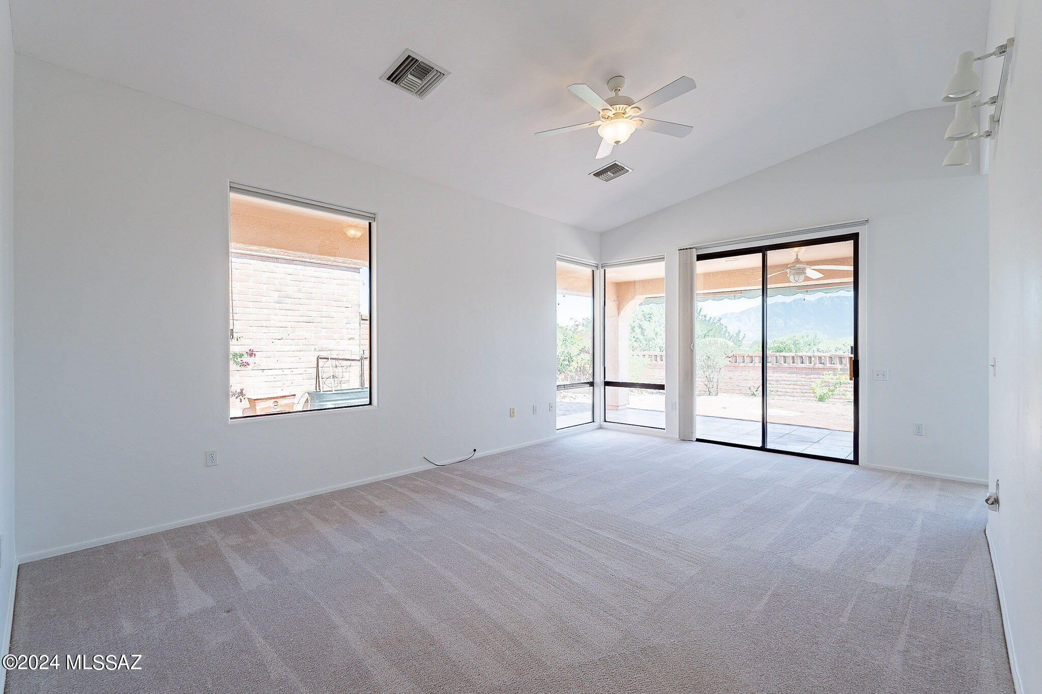 1825 W Placita De Diciembre