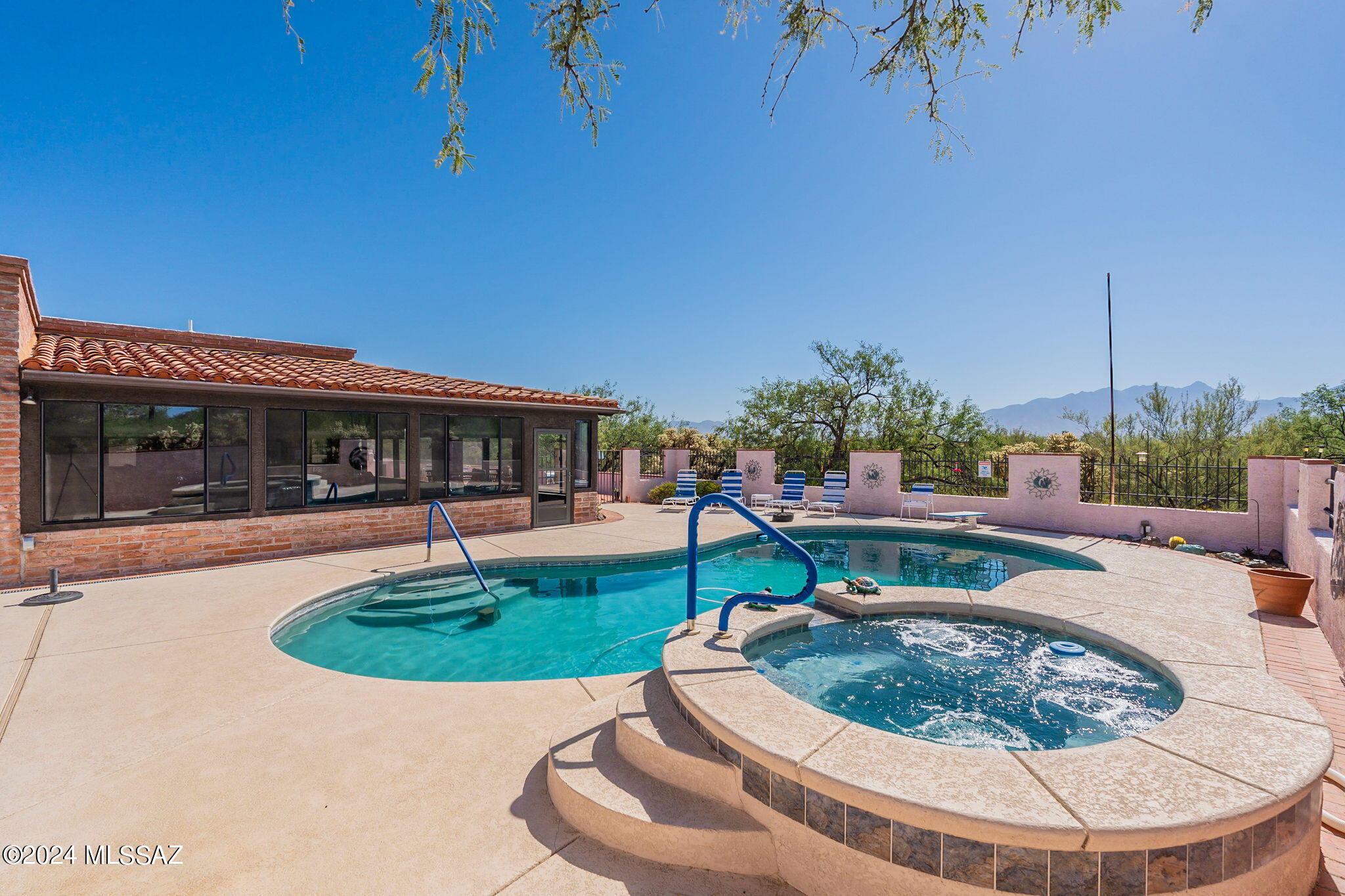 1818 S Camino Del Sol