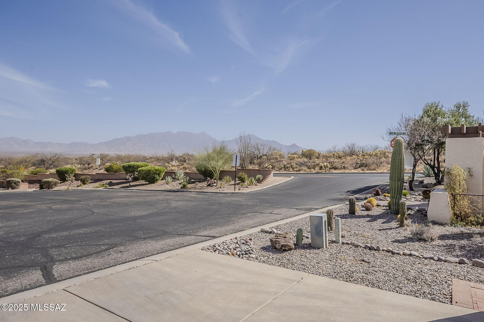 992 W Camino del Arrendajo