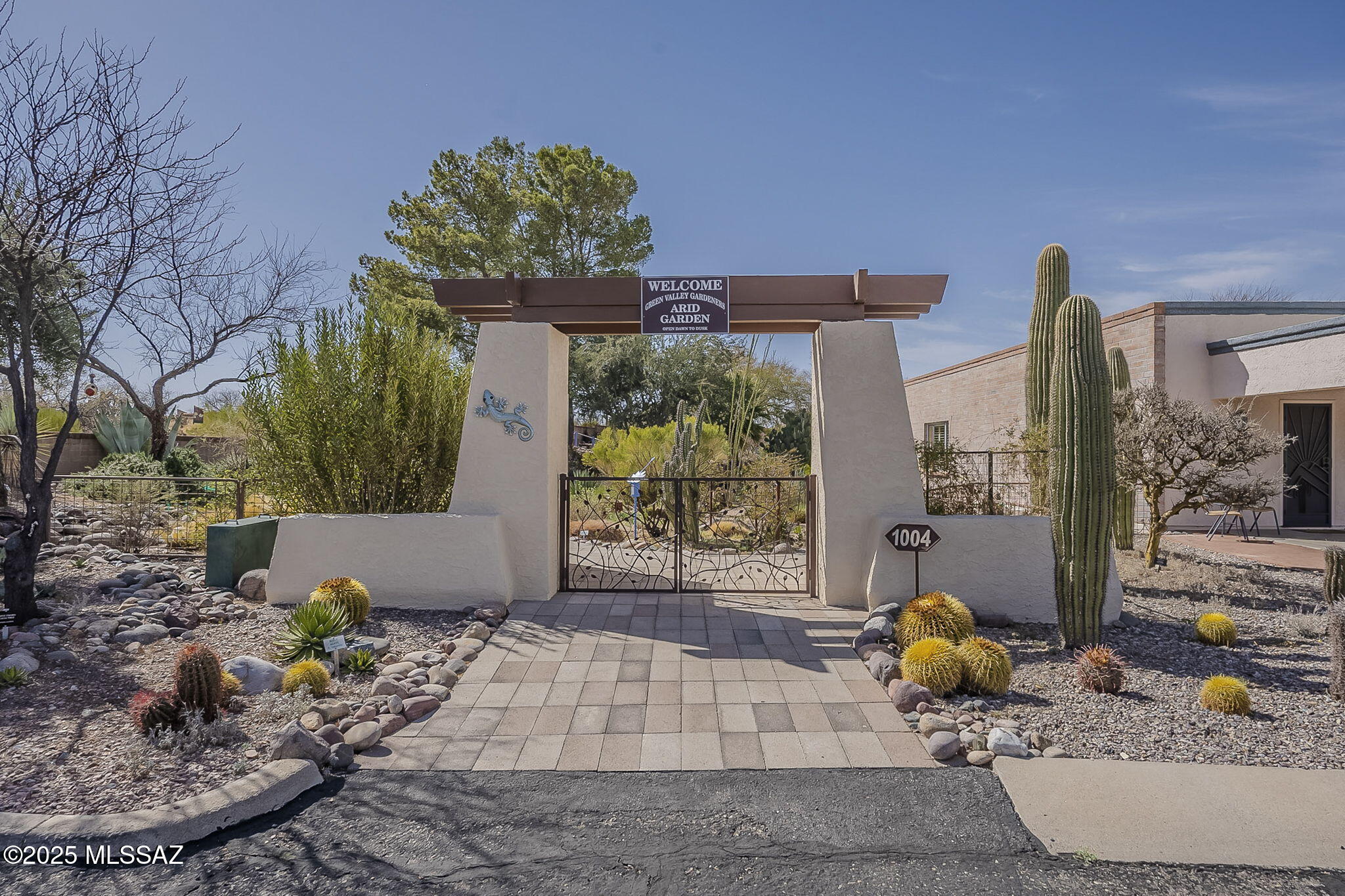 992 W Camino del Arrendajo