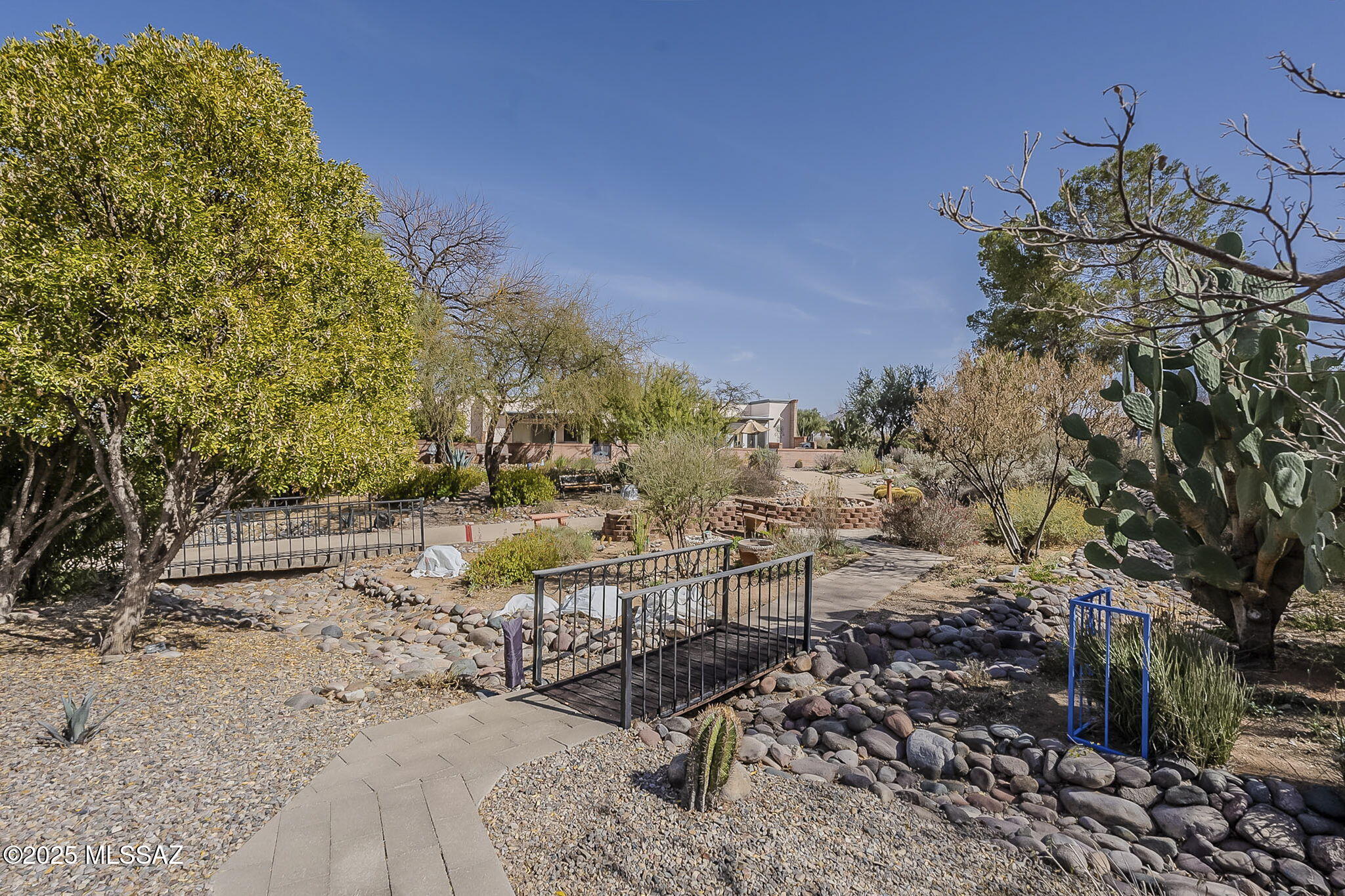 992 W Camino del Arrendajo