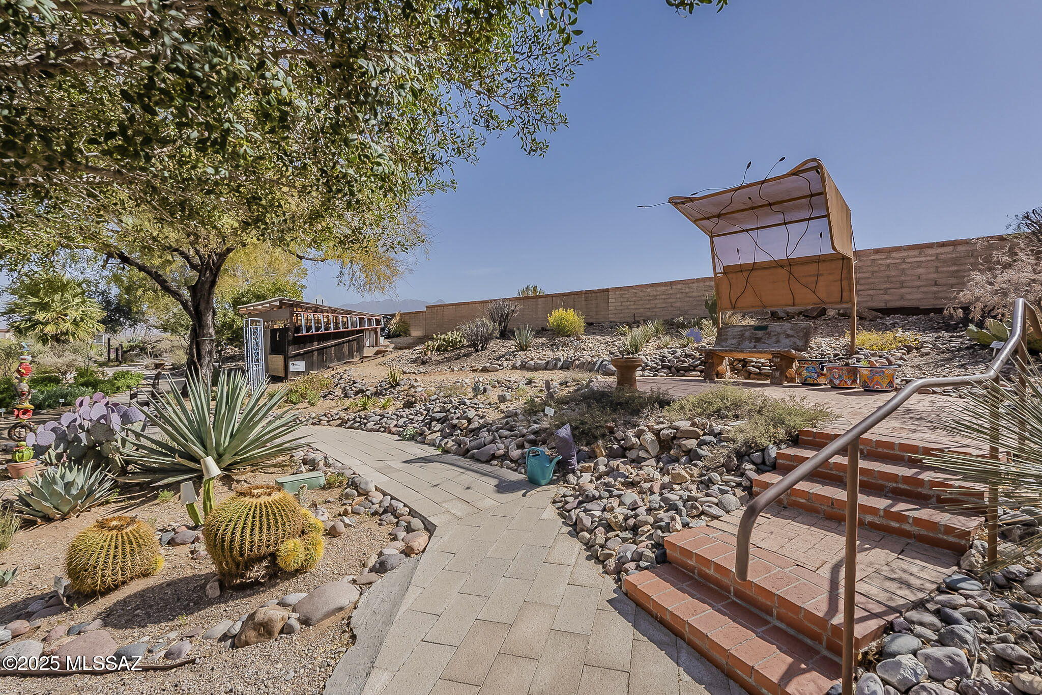 992 W Camino del Arrendajo