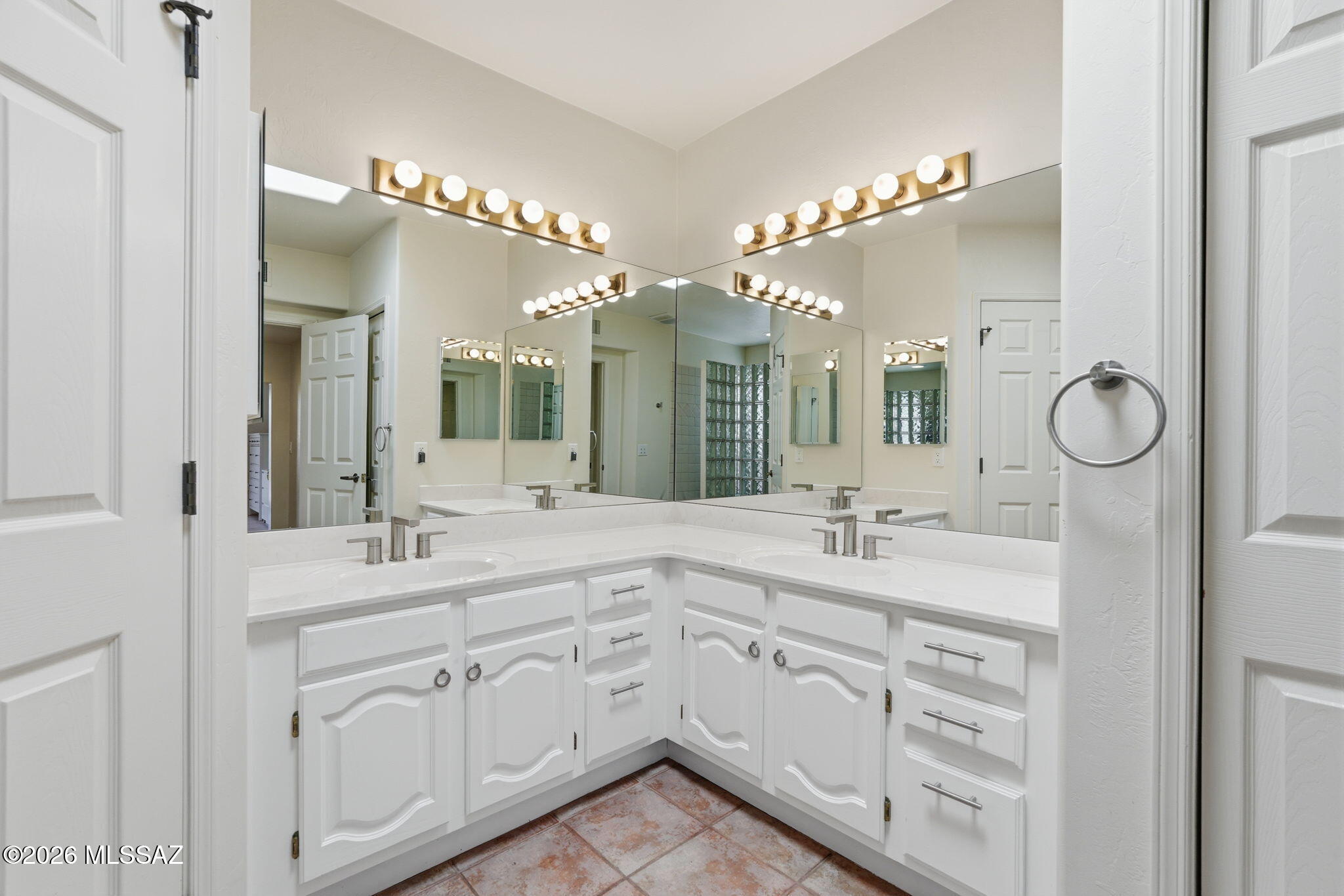 1097 W Corte Del Pintor