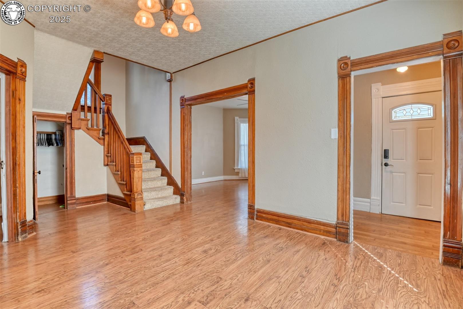 220 E 5th St