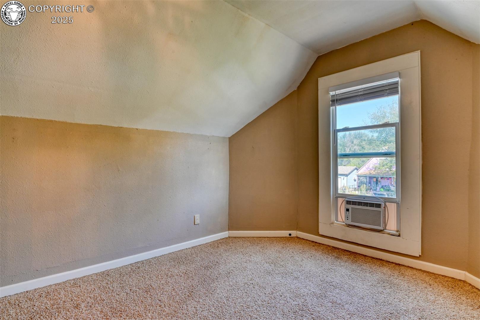 220 E 5th St