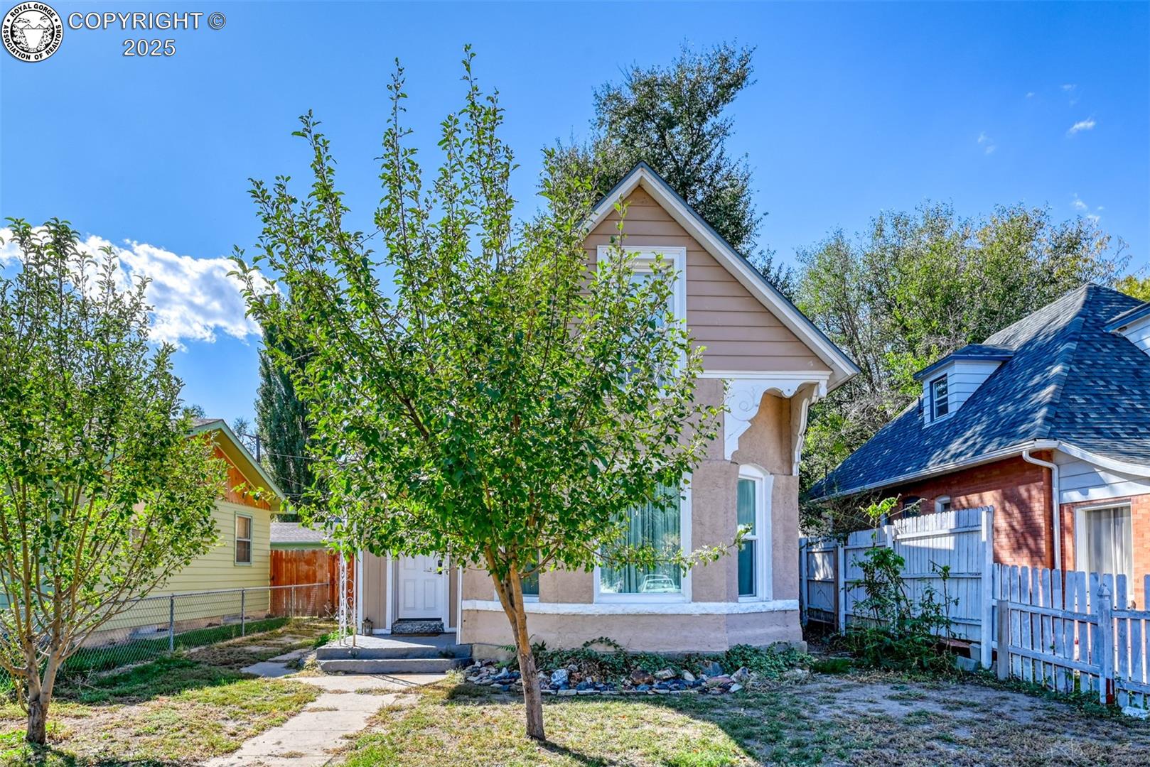 220 E 5th St