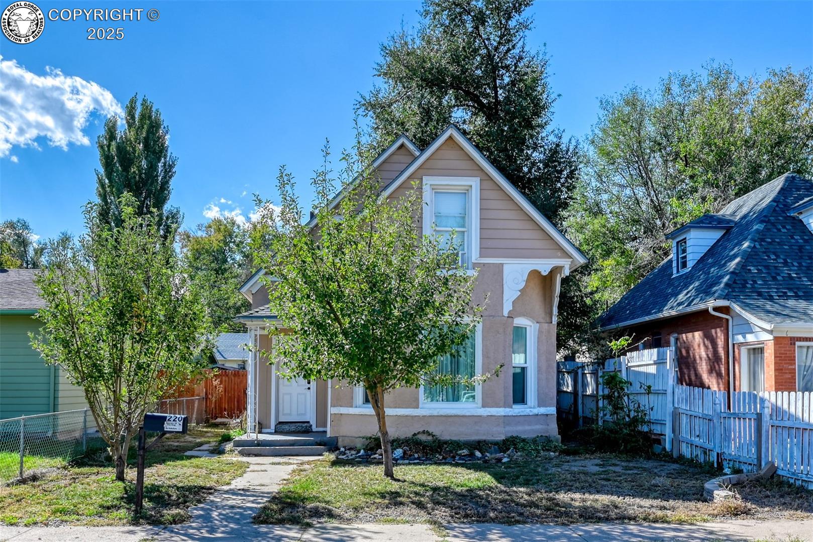 220 E 5th St