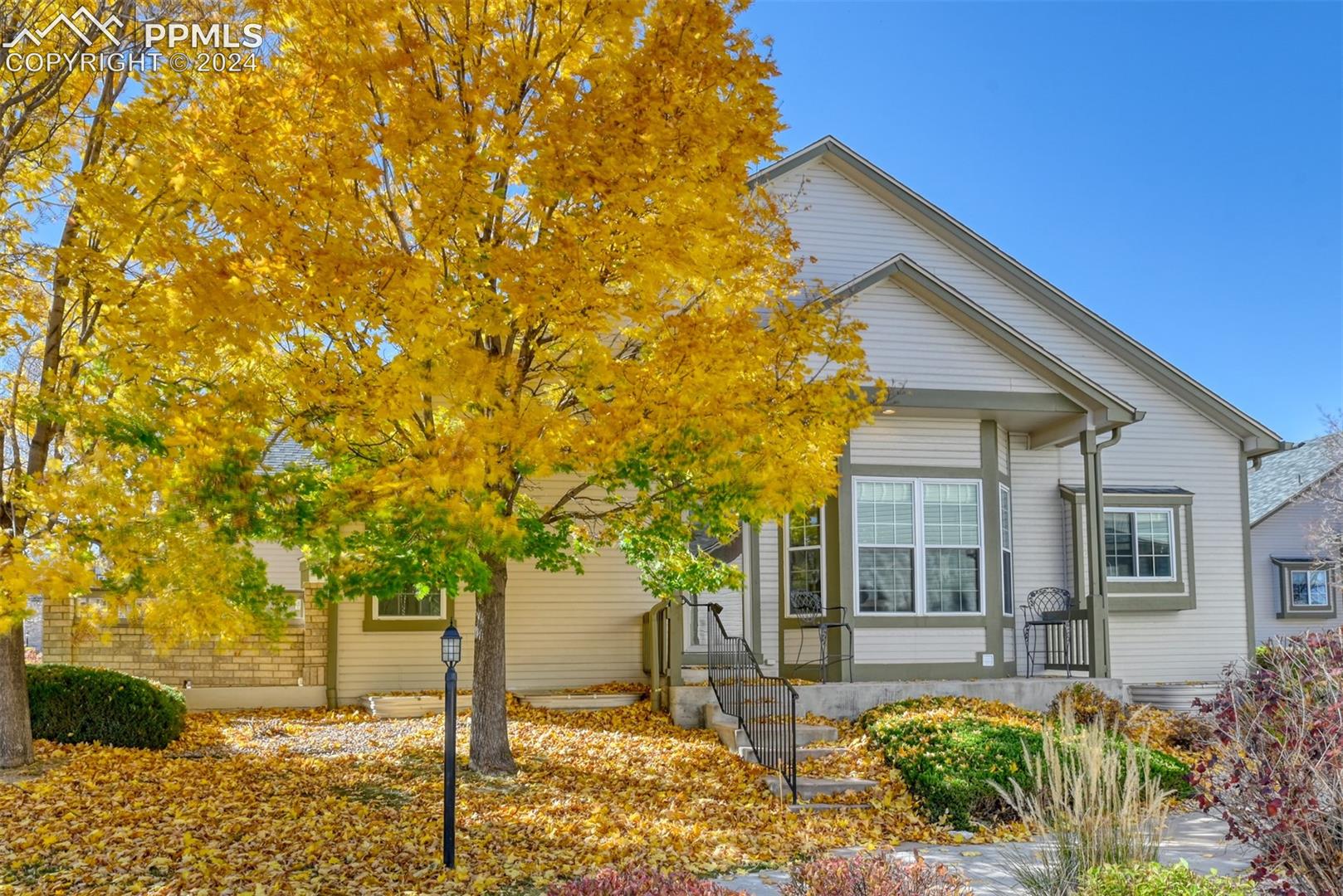 5055 Saddleback Heights
