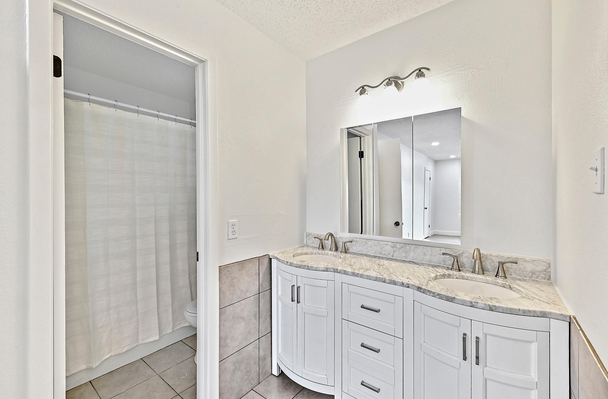 1804 Oakridge DR