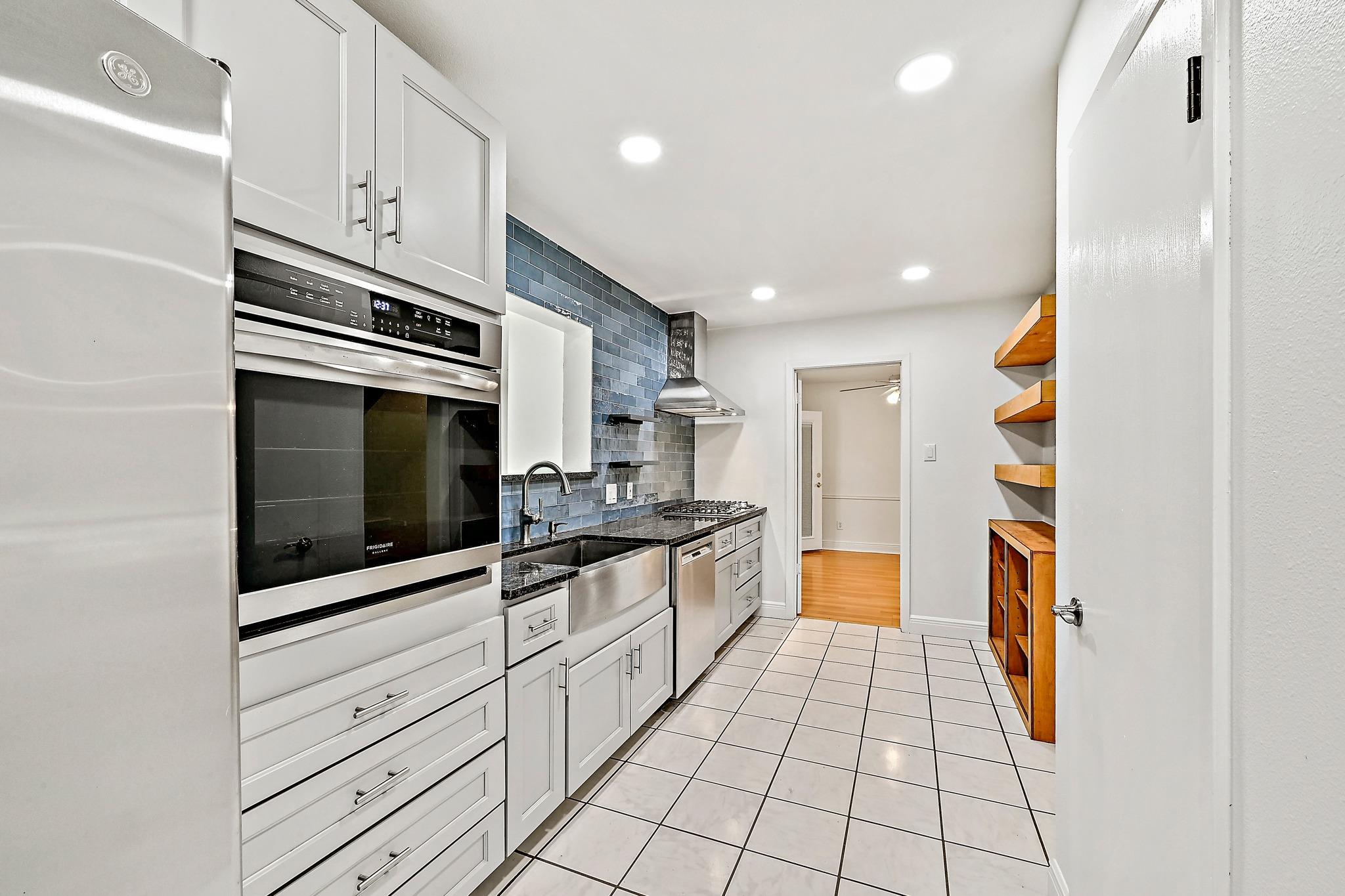 1804 Oakridge DR