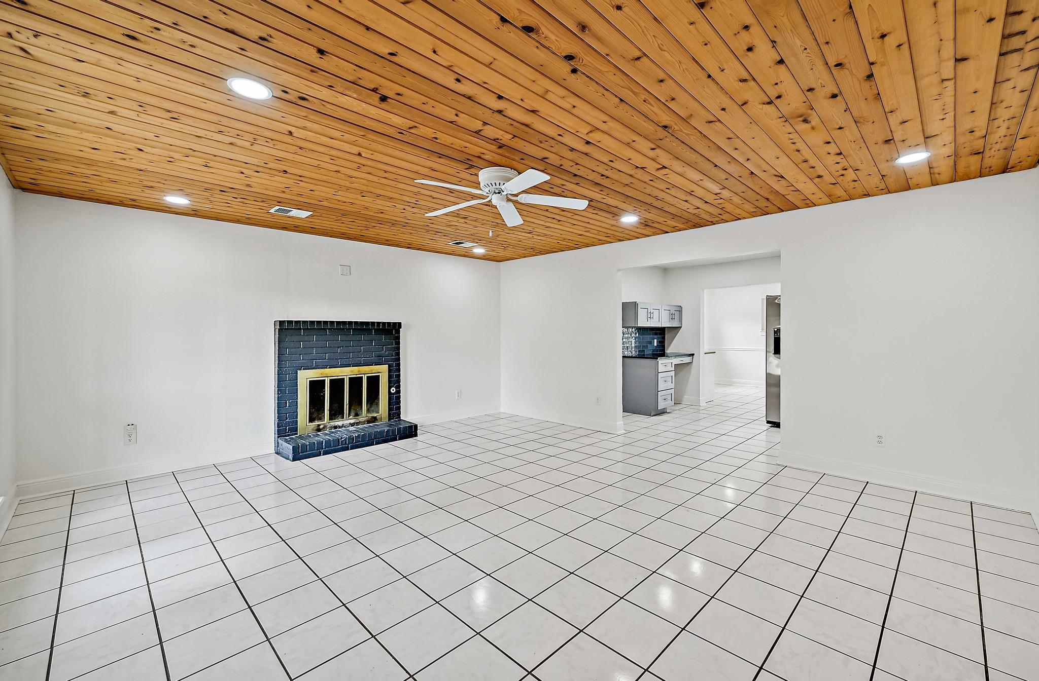 1804 Oakridge DR
