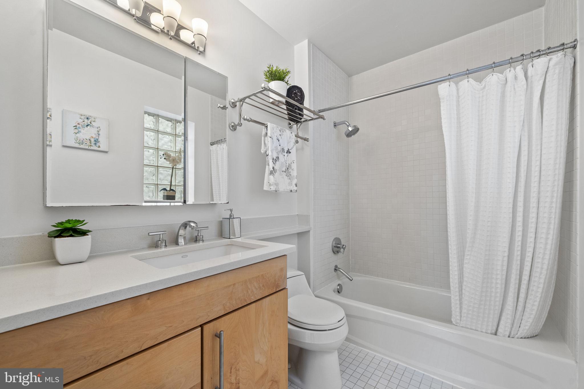 1348 Euclid St NW #204
