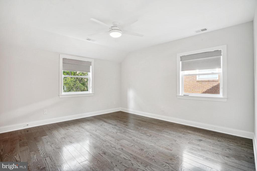 3932 NW Garrison St NW