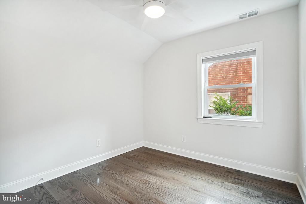 3932 NW Garrison St NW