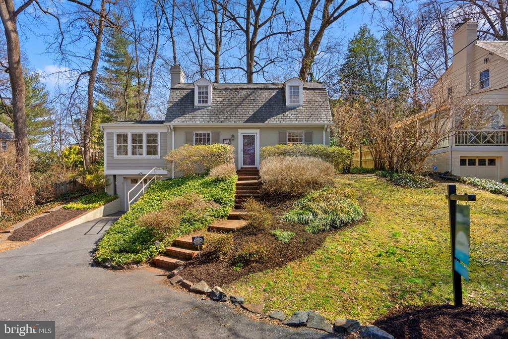420 Greenbrier Dr