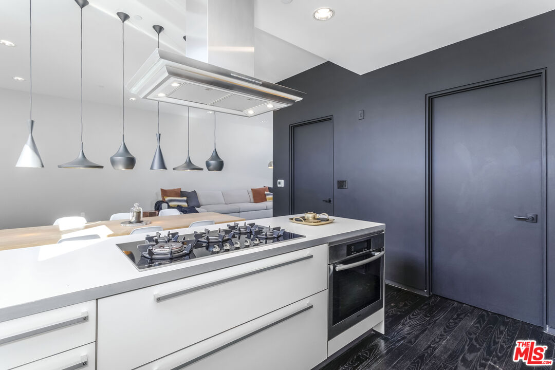 825 N Kings Rd Unit: 15