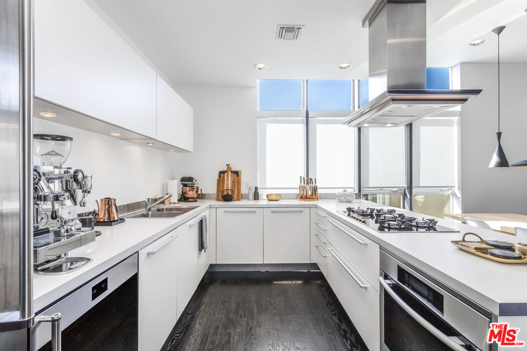 825 N Kings Rd Unit: 15