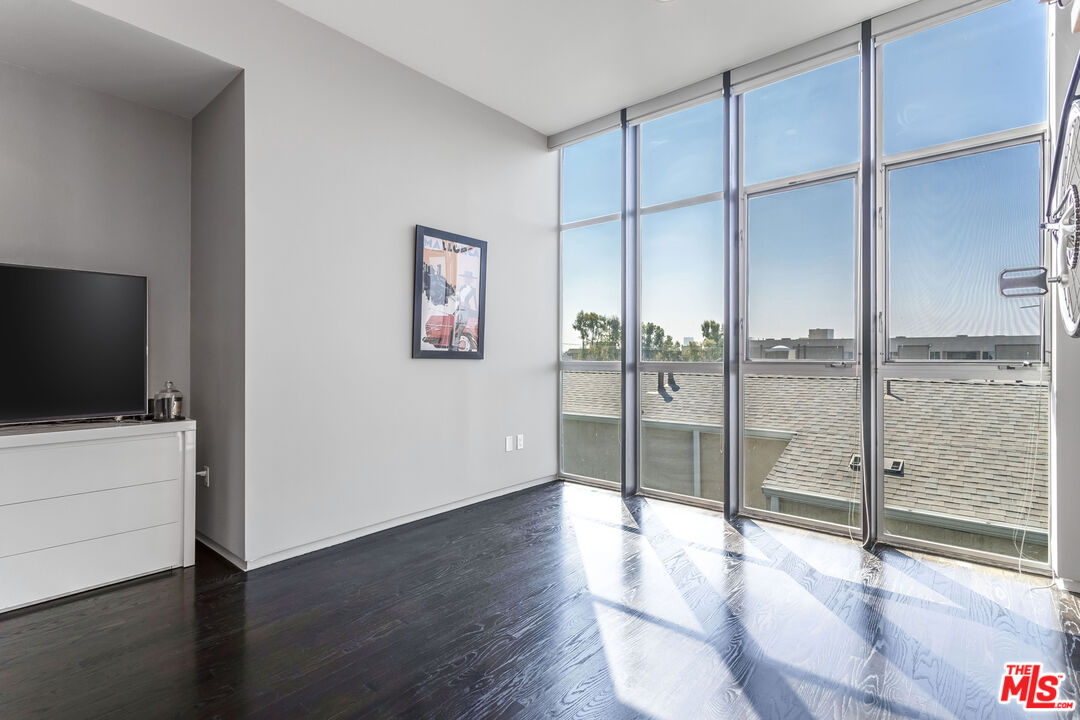 825 N Kings Rd Unit: 15