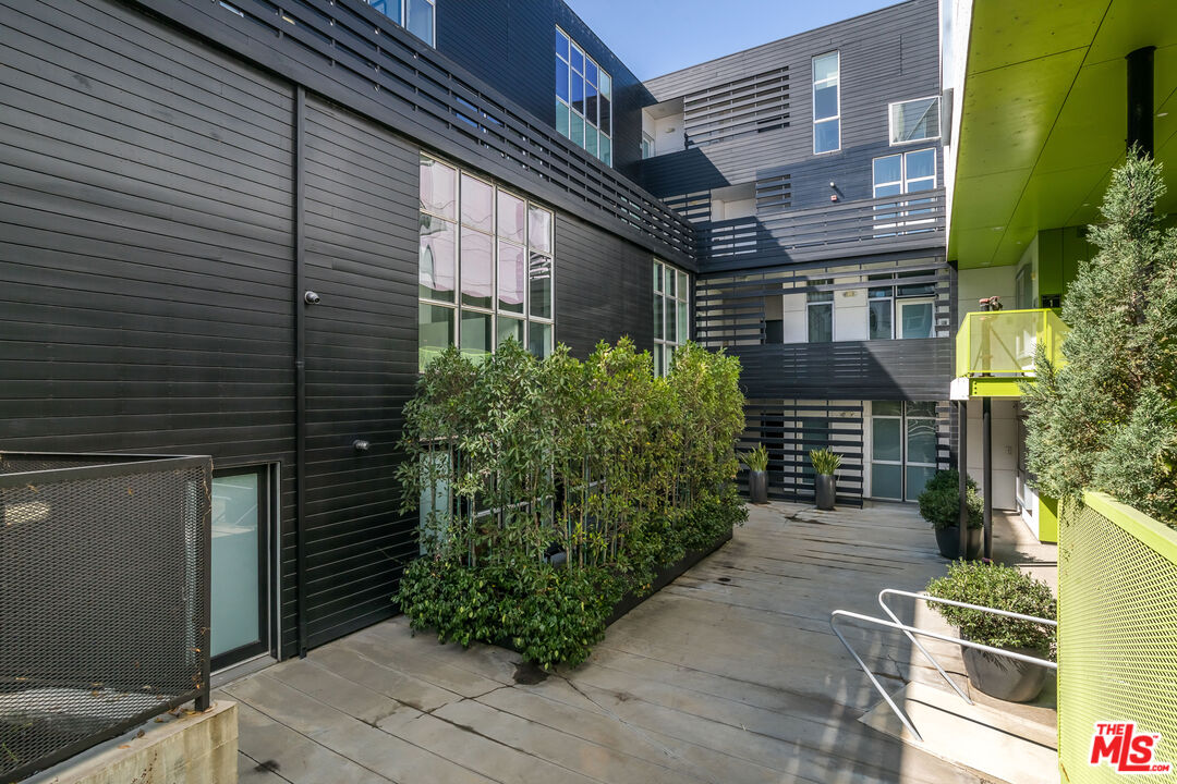 825 N Kings Rd Unit: 15