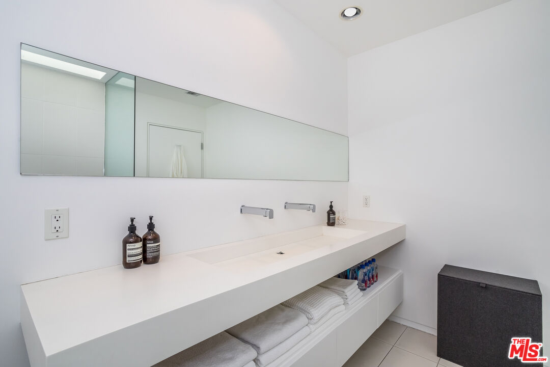 825 N Kings Rd Unit: 15