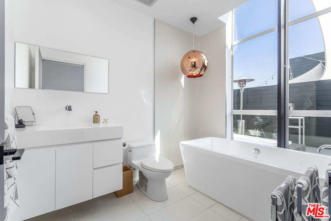 825 N Kings Rd Unit: 15