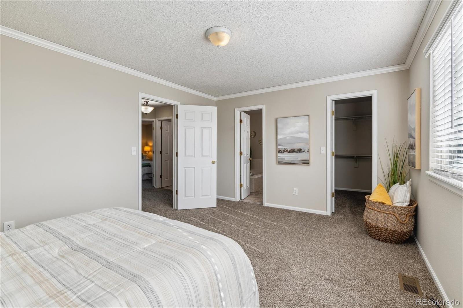 6284 Laguna Circle
