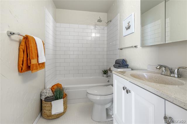 1315 Estes Street Unit: 13C