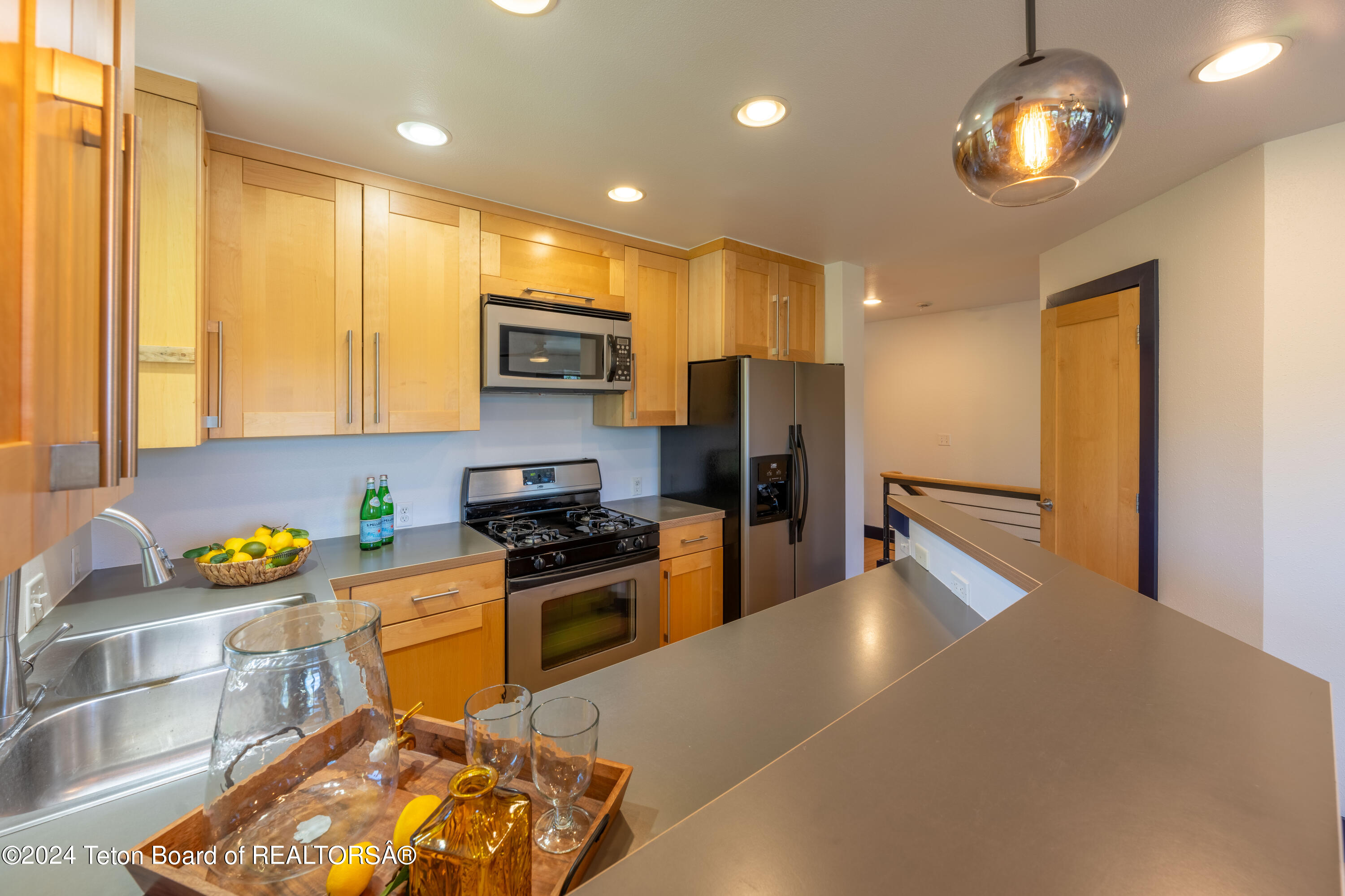 582 E HALL Avenue