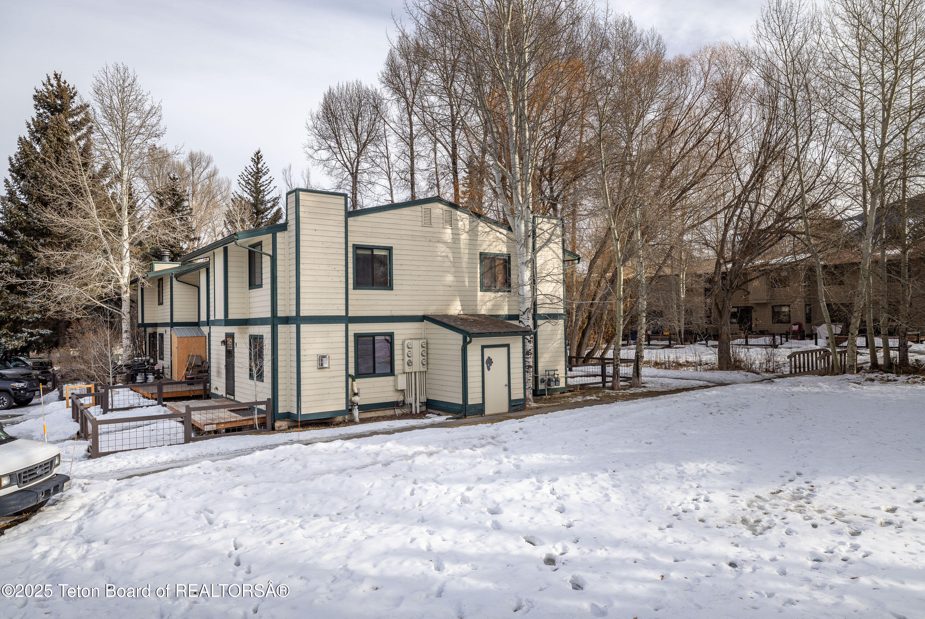 320 E SIMPSON Avenue, 9