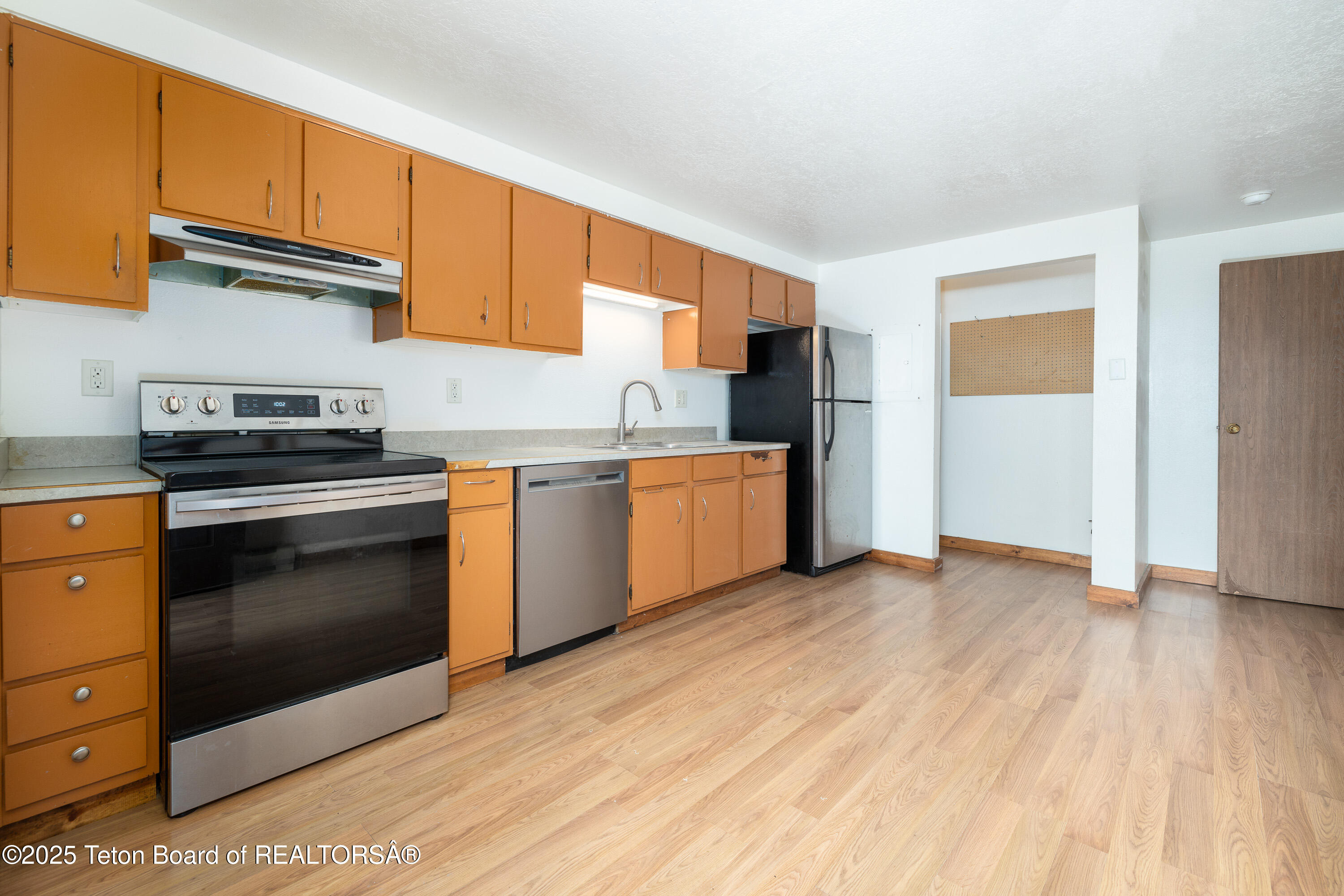 320 E SIMPSON Avenue, 9