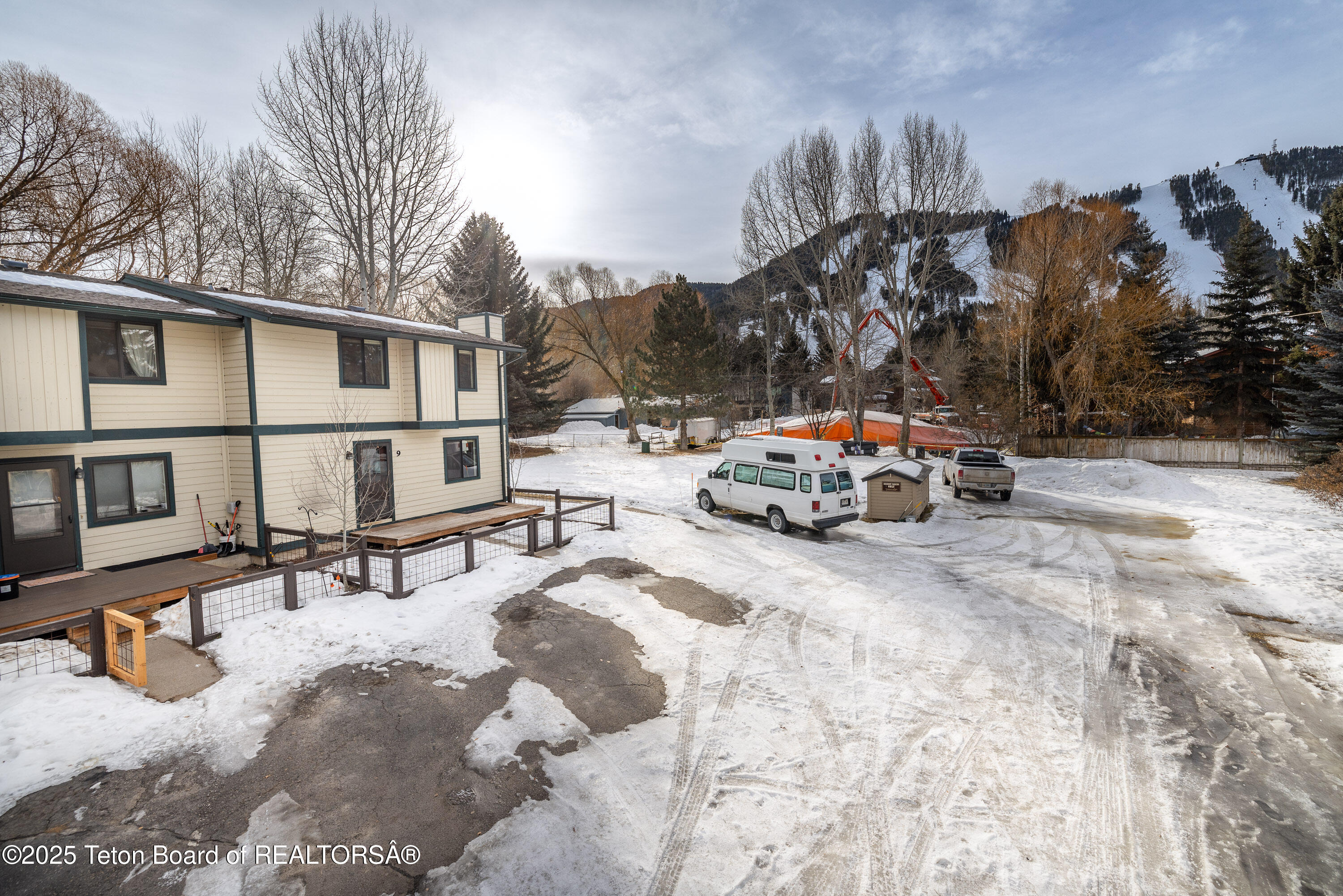 320 E SIMPSON Avenue, 9