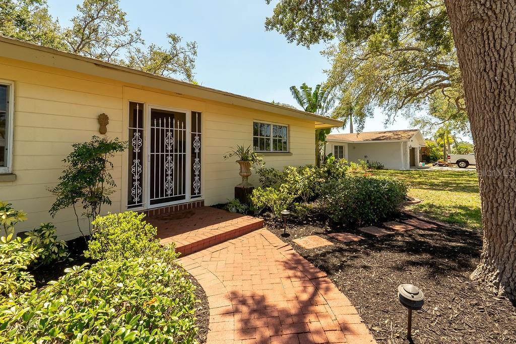 1319 MANGO AVENUE